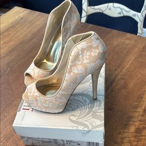 Shi by JOURNEYS Cream and Gold Floral Heels